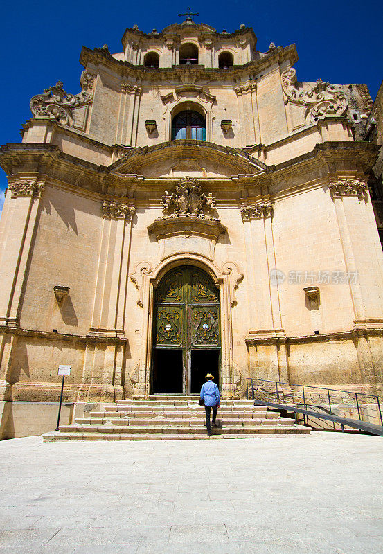 诺托，西西里:游客在Sunhat接近Chiesa del Carmine